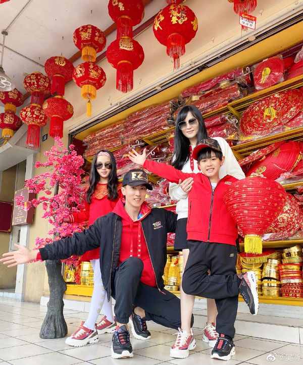 吳尊大家族過元宵發紅包，豪車旁舞獅放鞭炮，豪宅餐廳容納30人