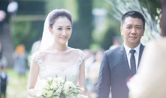44岁李小冉携老公现身，男方斑秃明显皱纹多，夫