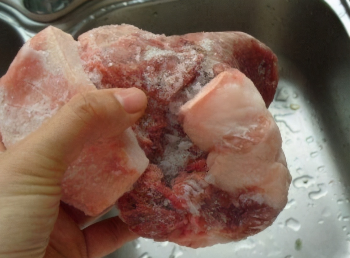 無論解凍什麼肉，都不要用水泡！ 教您一招，肉快速解凍，軟嫩不柴