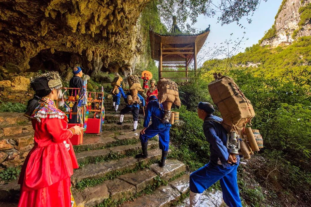 中国旅游日为更好地服务游客,恩施地心谷景区错峰免费