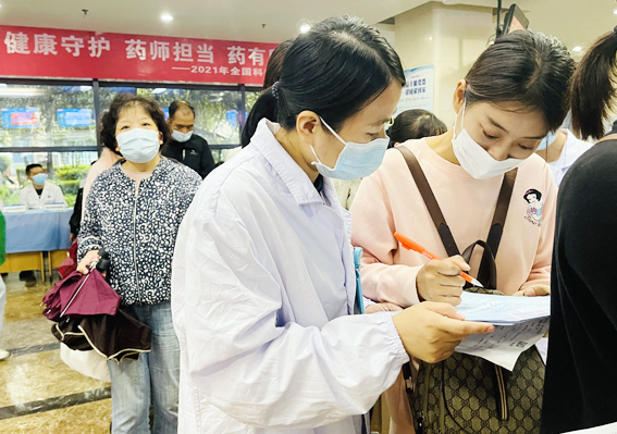 西安交大一附院药学部举行“世界药师日”义诊活动