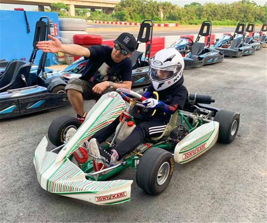 有種“變形式”長大叫Kimi，如今近照撞臉蔡徐坤，網友：帥哥