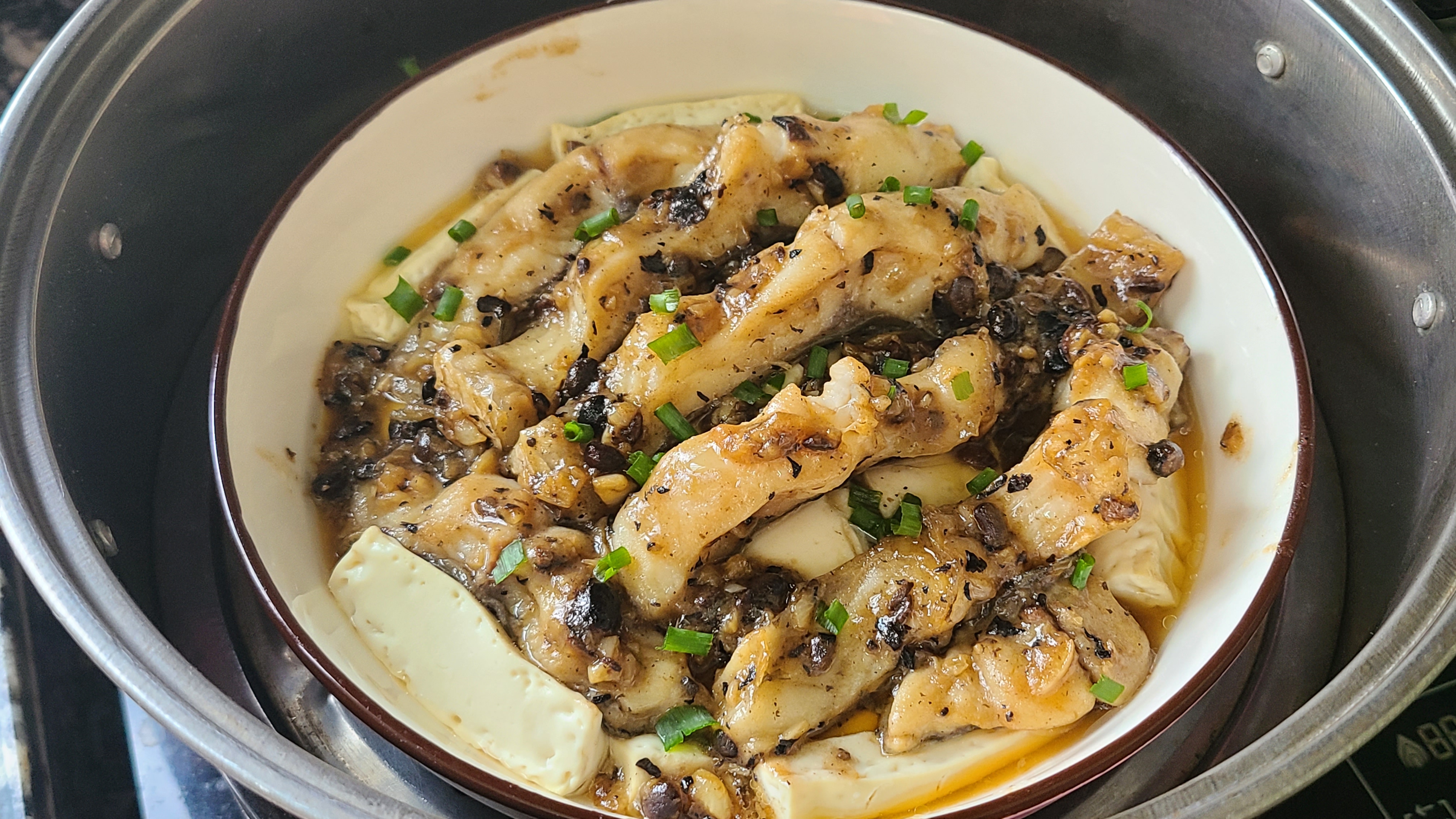 豆腐蒸鱼腩，广东人做出来就是好吃，香味四溢又简单，太下饭