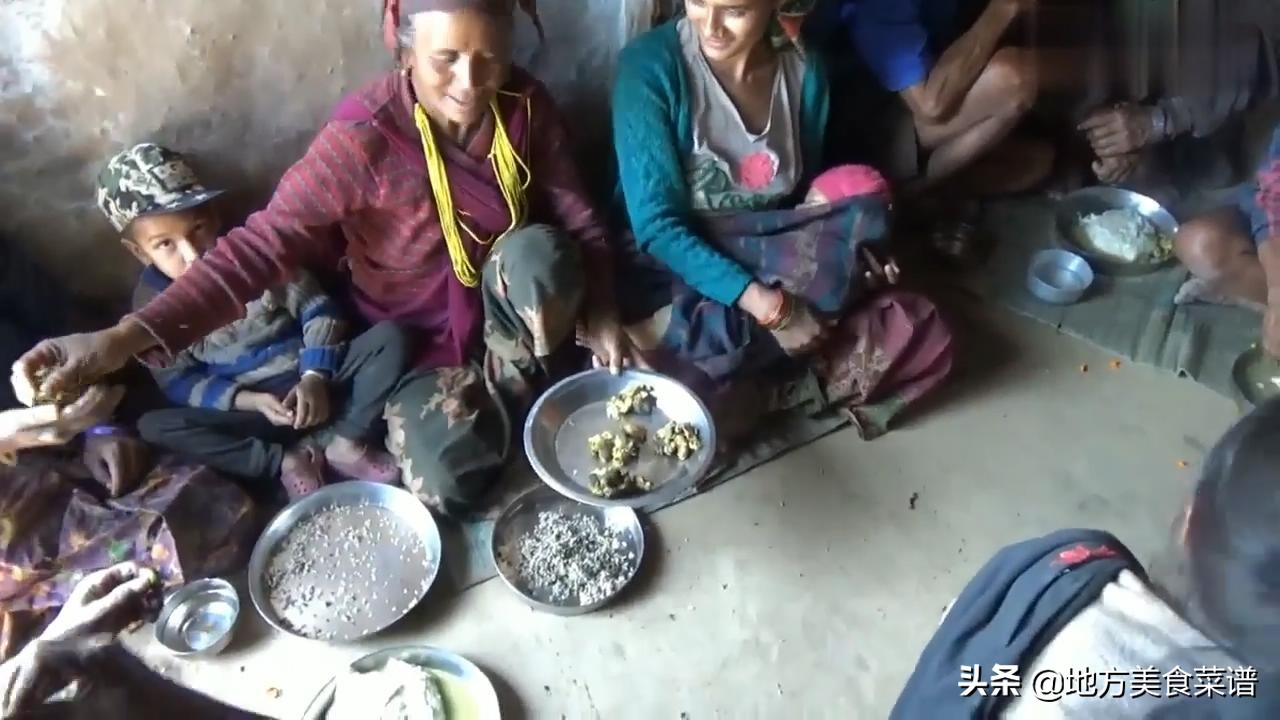 尼泊尔山区穷人家吃酒席，玉米糊配咖喱羊肉，