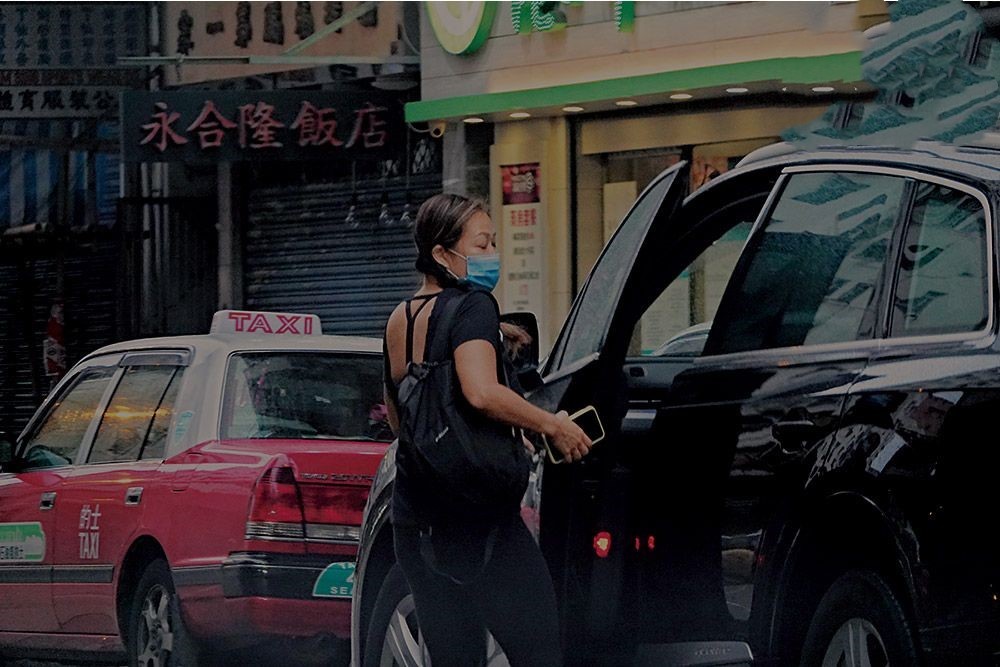 65岁周润发坚持跑步，头发花白但精神矍铄，与外籍友人亲切合影