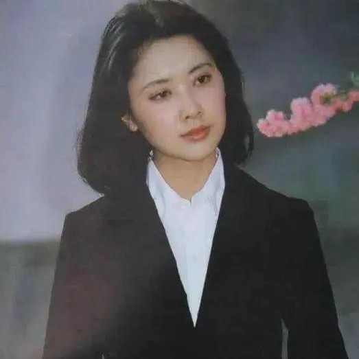 曾被奉为是中国第一美女，可惜结婚两次却未生子，今66岁优雅老去