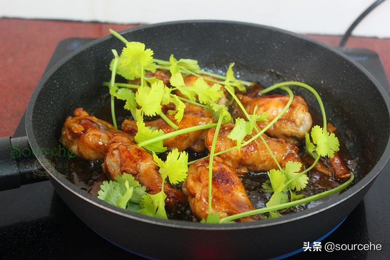 鸡腿我家从来不烤，加它焖一焖，肉嫩鲜美，连骨头都入味，太香了