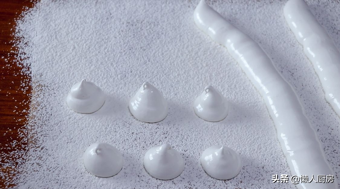 這是棉花糖的簡單做法，只需要4種食材，還可做雪花酥、牛軋糖