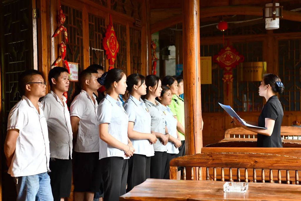 黄秀佳：返乡创业十八载 昔日穷村变景区