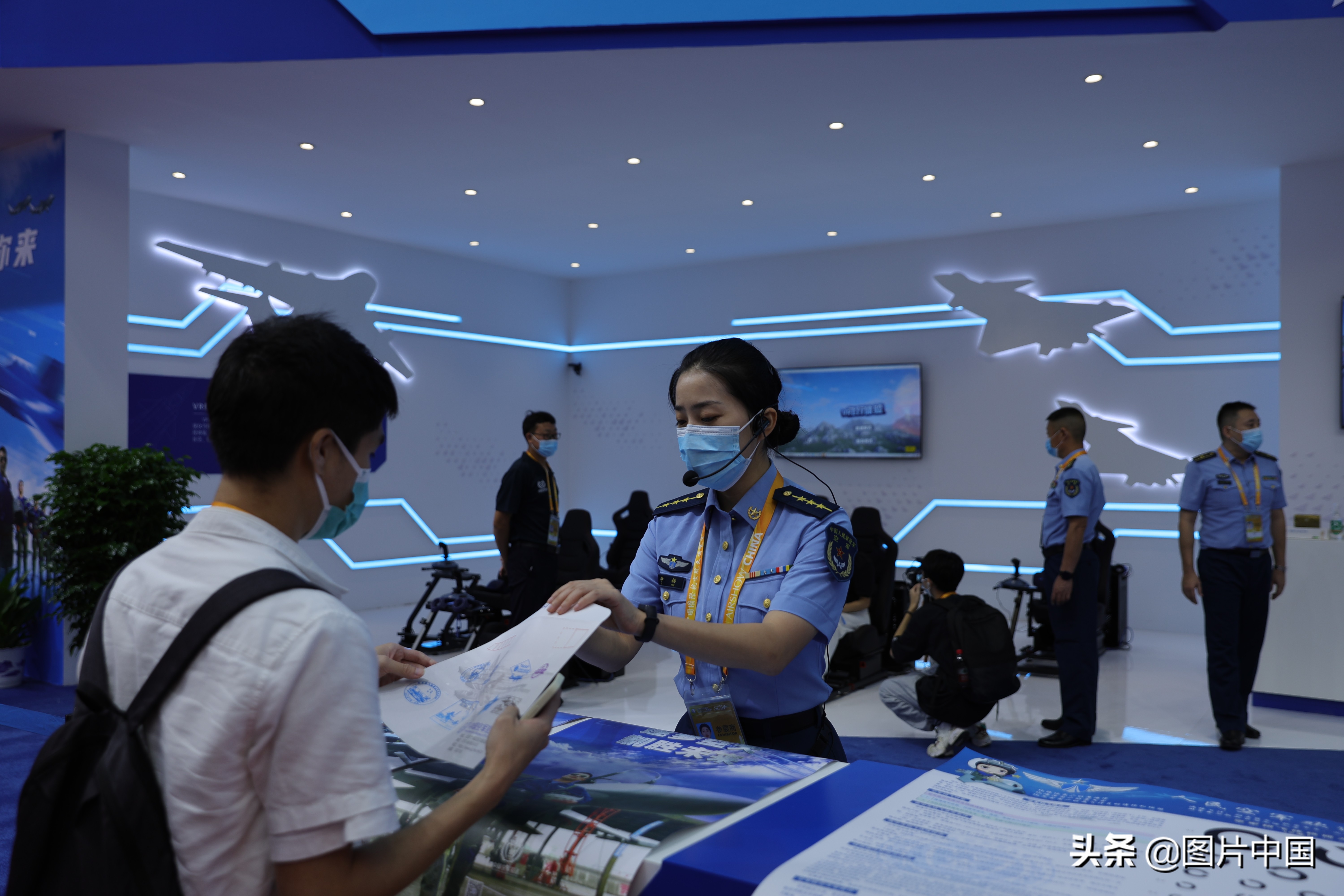 中国航展开幕 空军招飞展台新姿态亮相