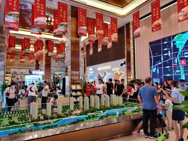 低价买房最后三天 黄金周恒大售楼处堪比景区