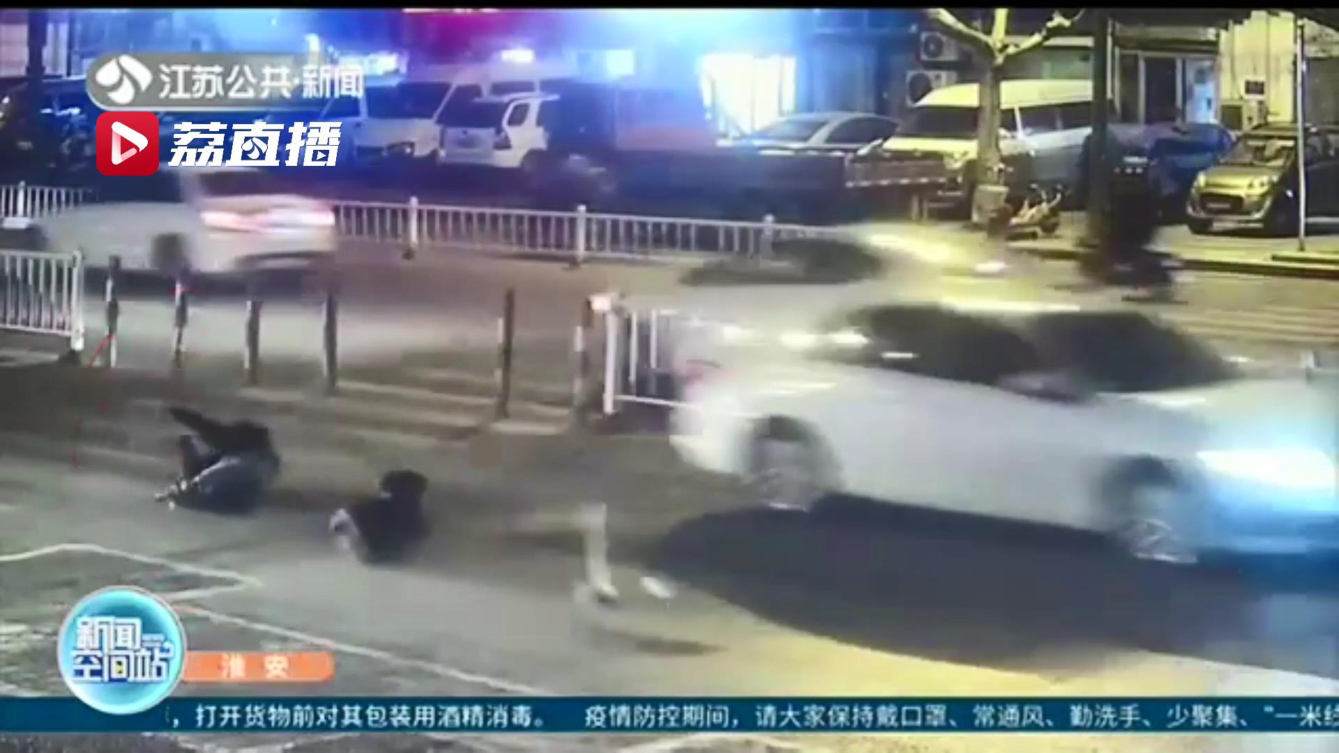 轿车斑马线前不停车礼让撞伤母子 交警：司机承担事故全部责任