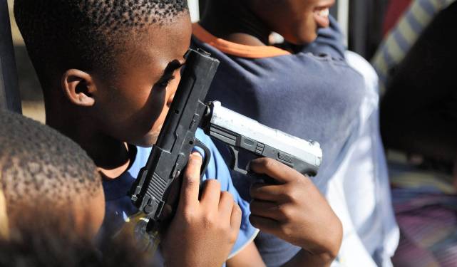 死亡病例令印度都汗颜，巴西不要疫苗要军火，难道想用手枪抗疫？