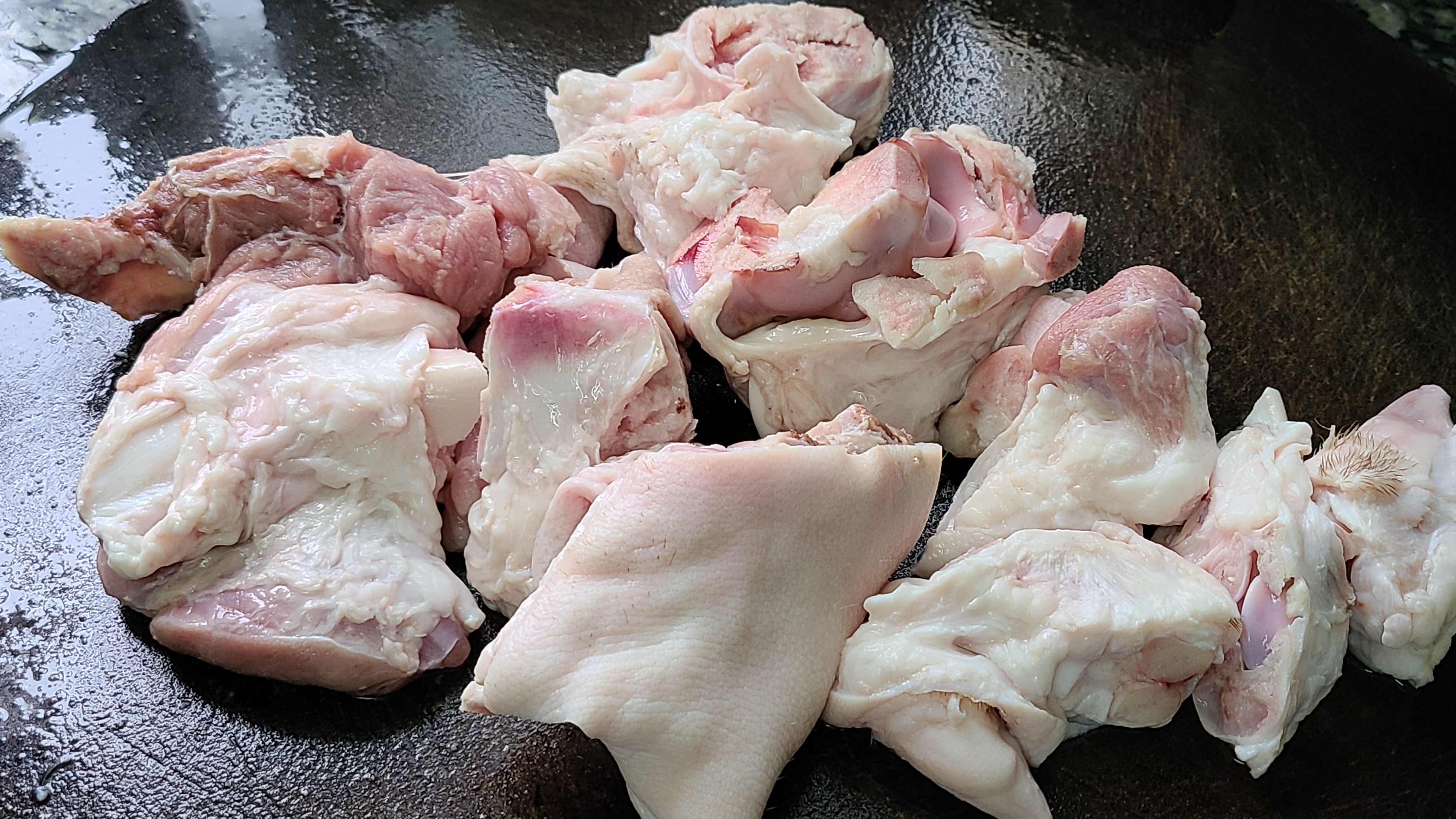 蒜香猪脚，简单好吃香味浓，这样的下饭菜，看着就嘴馋