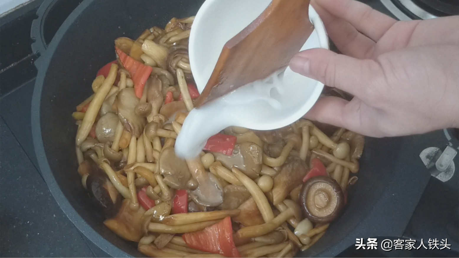 一鍋適合天冷吃的素菜煲，做法簡單，鮮滑爽口味道好跟吃肉一樣香