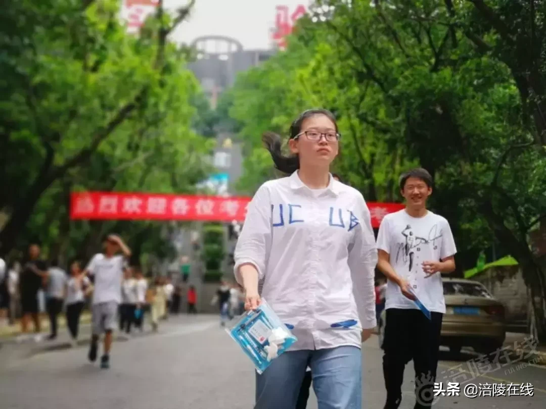直击涪陵高考最后一科现场,当年你们考完,走出考场是什么感觉?