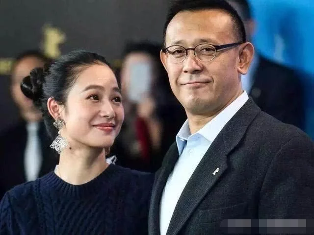 看完姜文的老婆，再看姜武的老婆，兄弟俩的审美差距真大！