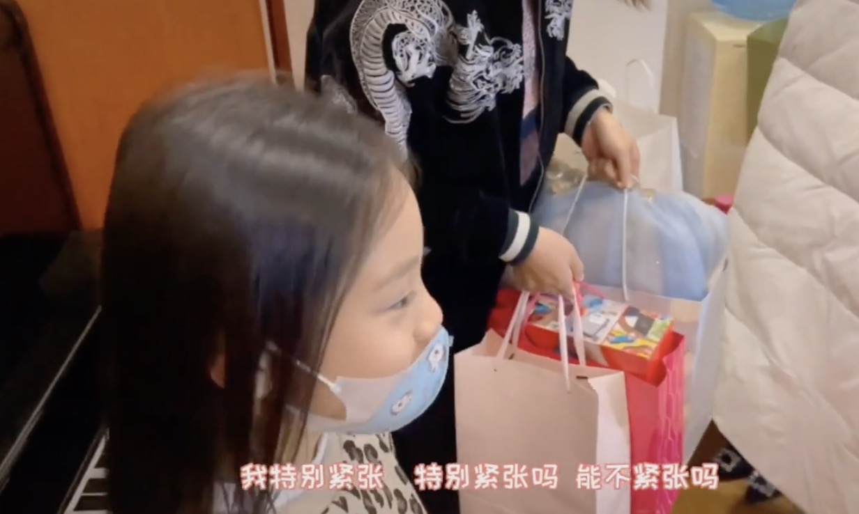 李小璐晒女儿钢琴演出花絮视频，甜馨安吉同框，男帅女靓超养眼