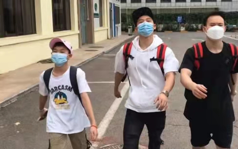 童心大发！全红婵收到儿童礼物疯狂玩耍，心酸的童年生活得到补偿