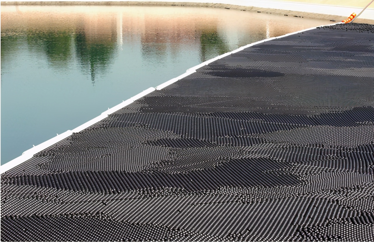 印度學美國給水庫蓋蓋子，泡沫板亂飛惹群嘲，原因無法說出口？