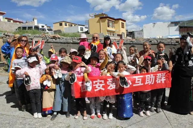 西安爱心互助公益团队助学吴起县二道坝村 和孩子一起为祖国祝福