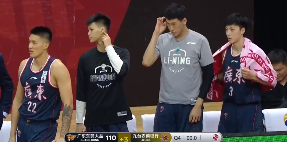 琼斯绝杀广东！王晗握拳庆祝，广东替补席全懵了，马尚赛后送拥抱