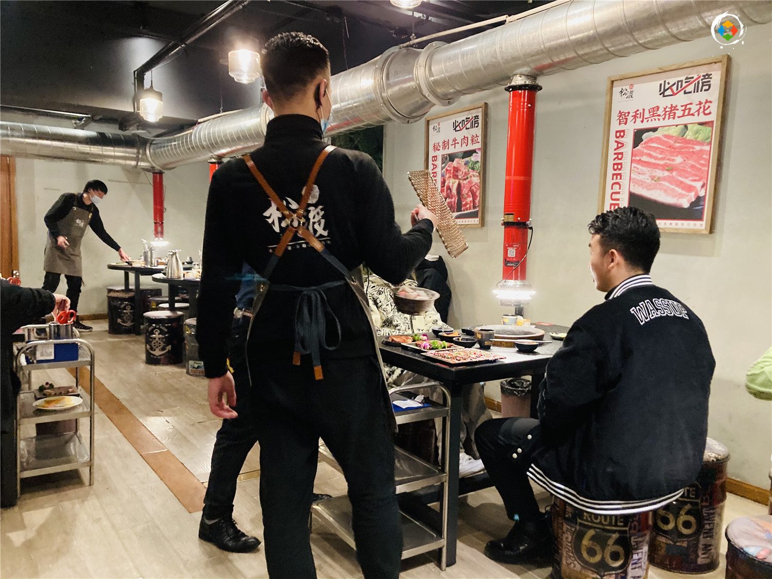 在重庆烤肉店里吃蚕蛹，老板不小心说漏嘴：我自己从来不吃