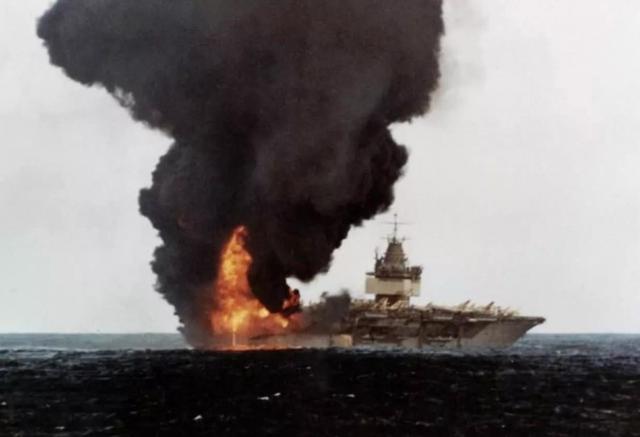 重创8万吨级航母！美军舰载机打出惊人战绩，可惜航母是自家的