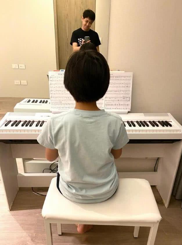 林志穎大兒子暴風抽高，11歲Kimi身高與爸爸只差一個手機