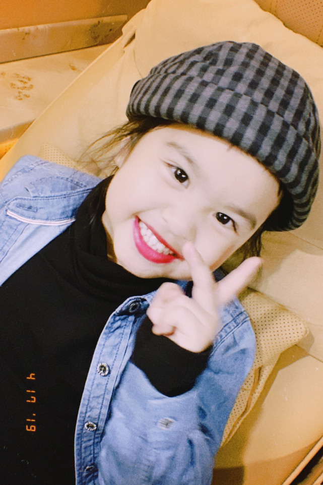 包貝爾慶女兒滿6歲，餃子穿西裝耍酷氣場超強，小小年紀星味兒足