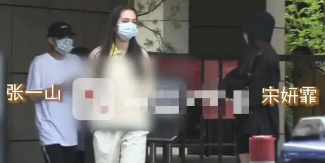 张一山再爆新恋情，与女方十指紧扣压马路，网友：无缝衔接