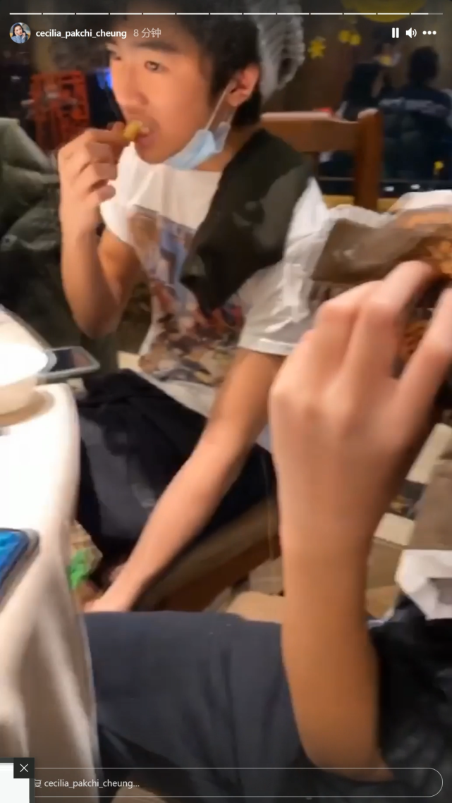 未受演唱会失声影响，张柏芝带爱子开心享受美食，长子吃相超斯文