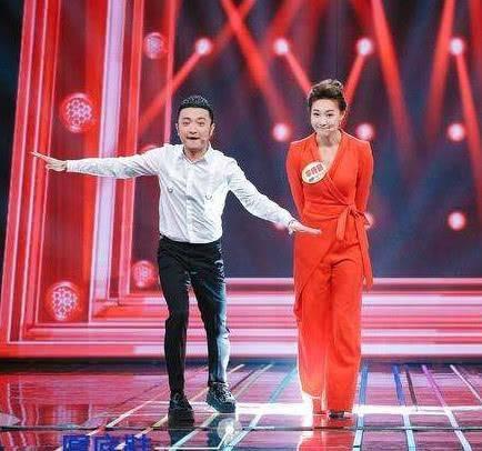 现年43岁的央视主播李梓萌，摘下假发后的样子完