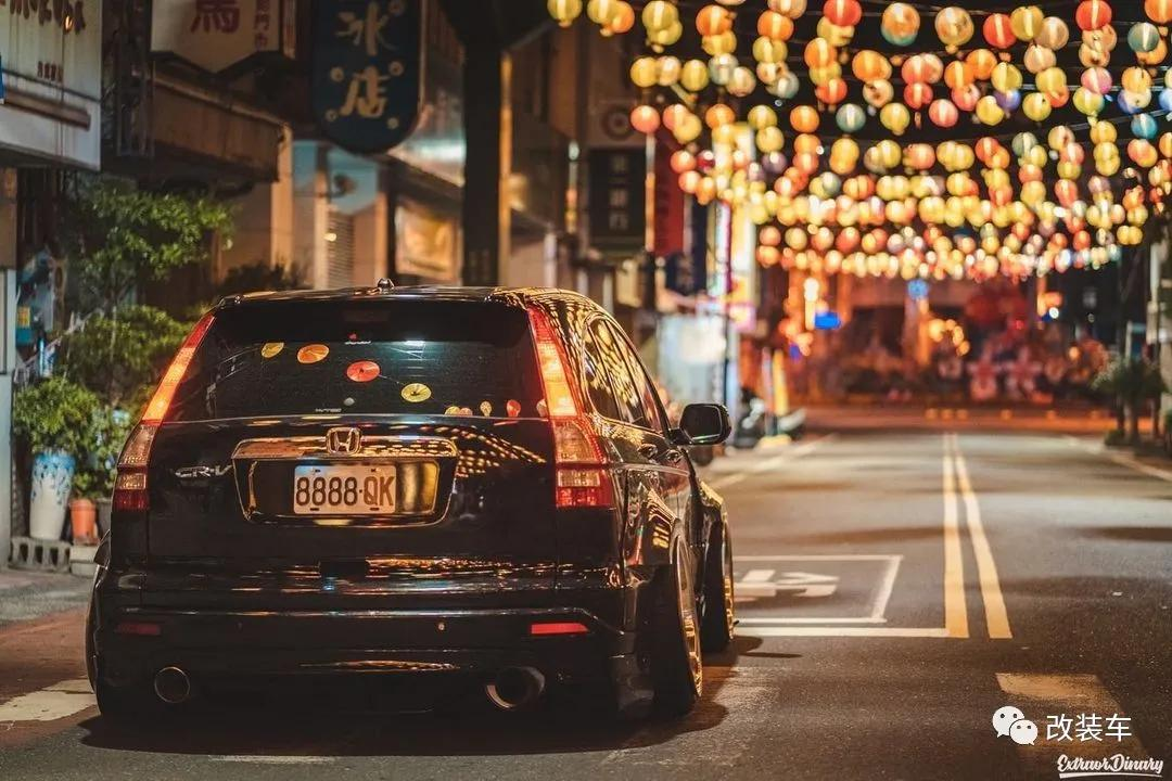 婚纱摄影师都这么个性?开着爆改的宽体本田CR-V给新人拍写真