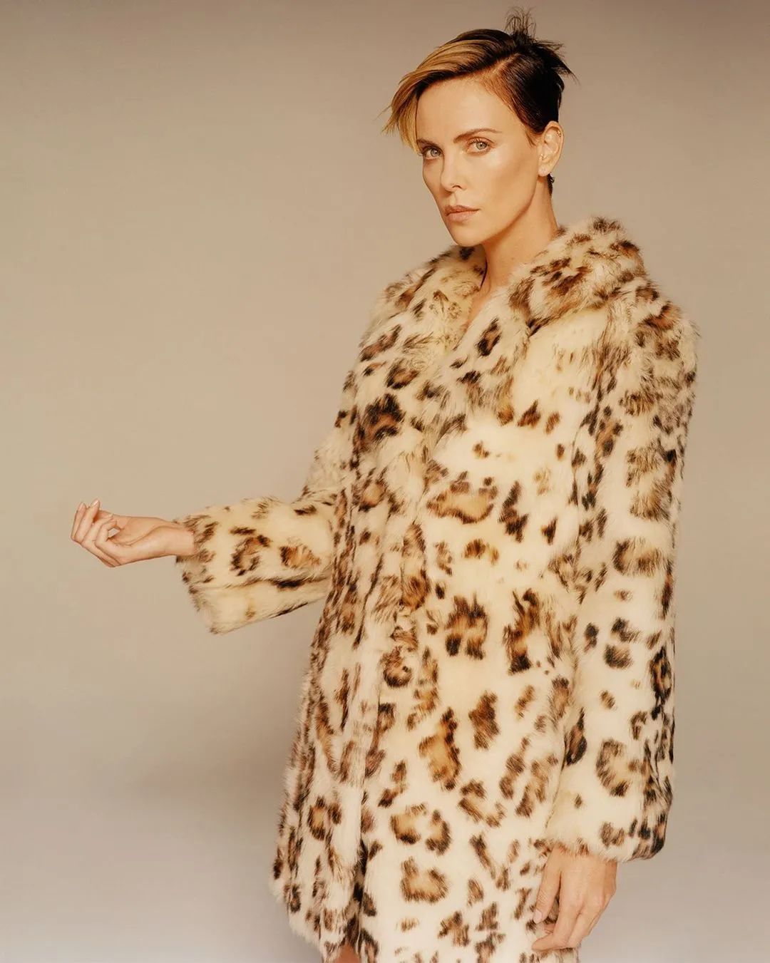 不婚主义单亲妈妈，美貌冠绝世界，怎么把人生