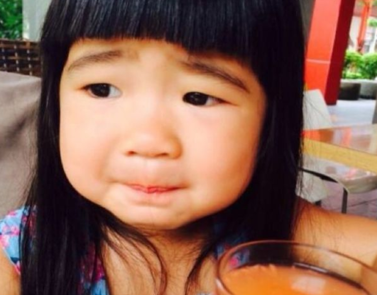 曹华恩已经9岁了，从被吐槽颜值再到如今逆袭，吾家有女初长成