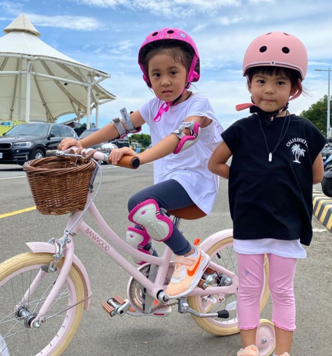 陈建州晒儿子和咘咘互喂零食超浪漫，修杰楷大方同意飞飞追咘咘