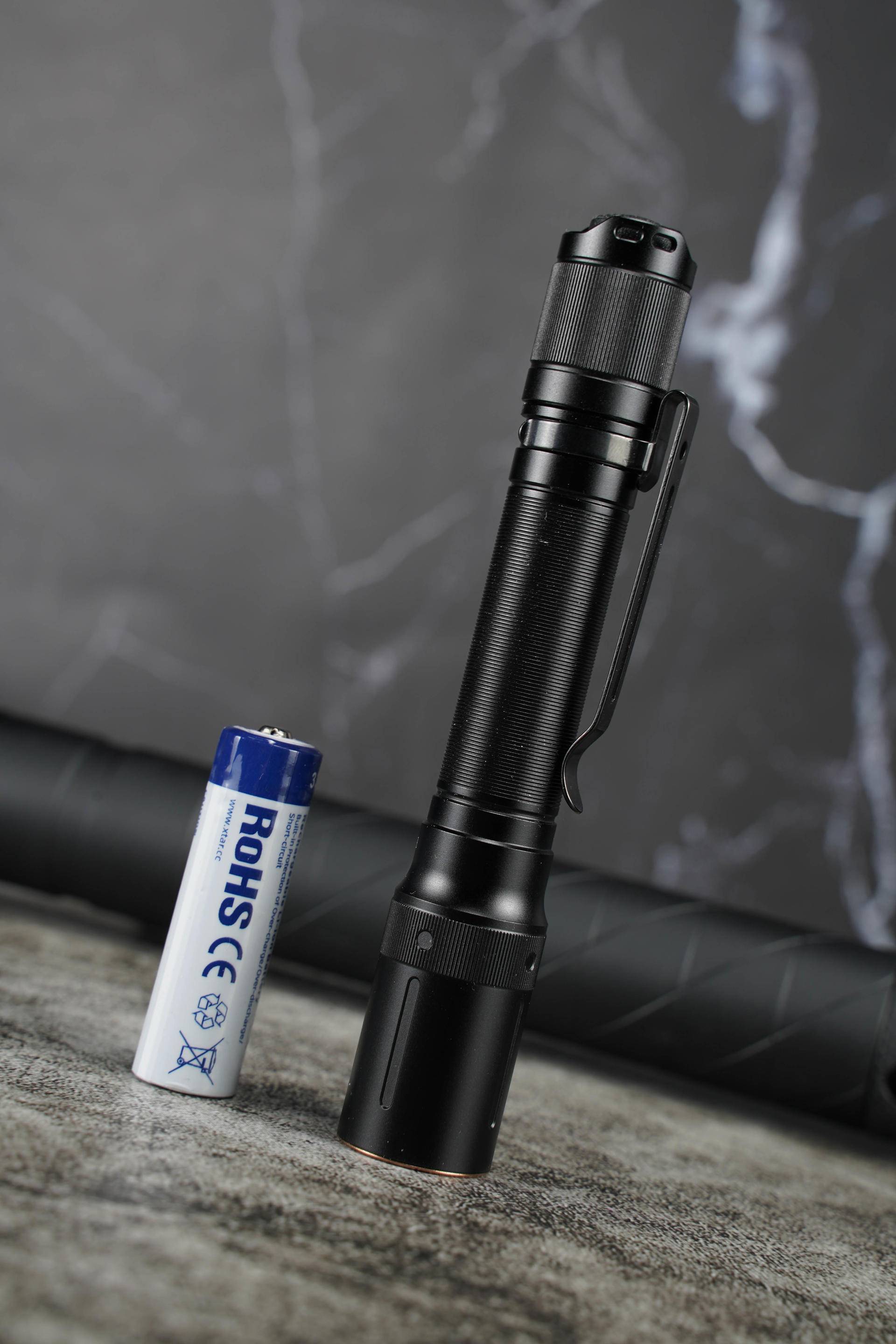 小巧便携，亮度高！体验菲尼克斯E20 V2.0便携手电