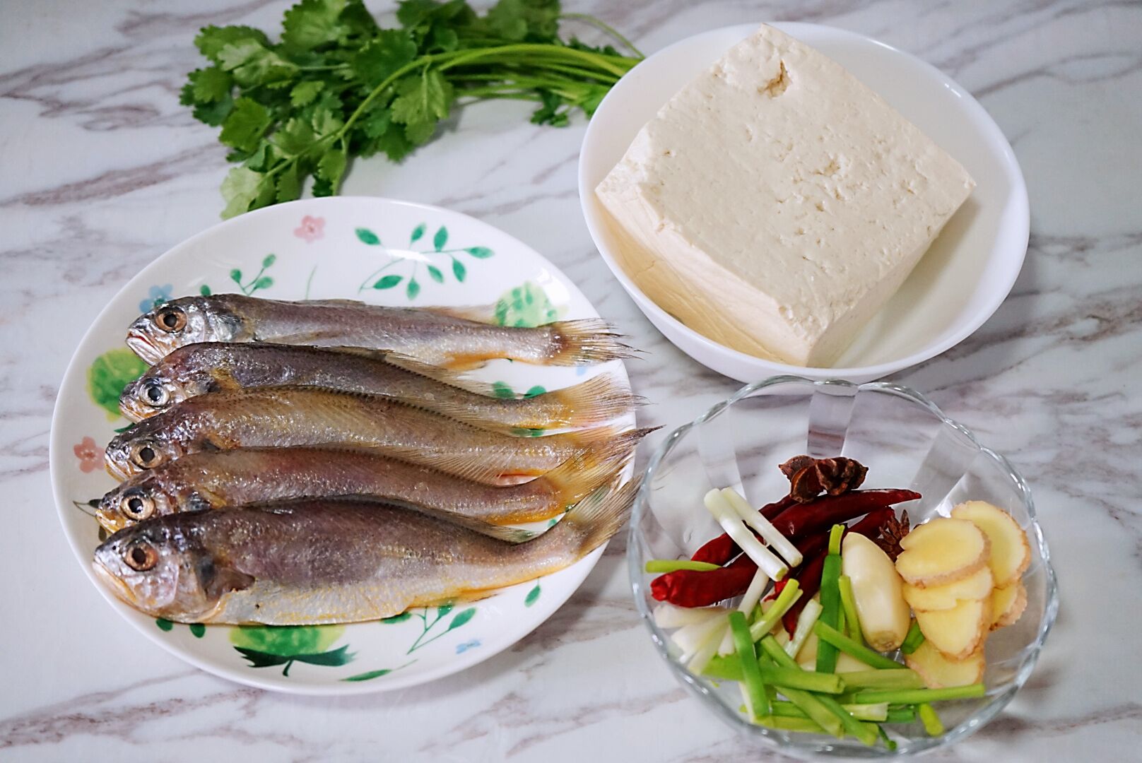 Small yellow croaker stewed with tofu, this way of eating fish bones are crispy, and there is no leftover in the soup after bibimbap, so children can eat it without worry