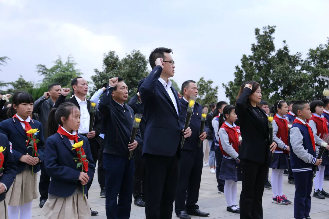 缅怀革命先烈传承红色基因丨天府新区华阳小学清明节开展祭扫活动