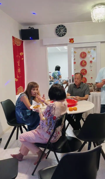 林俊傑陪媽媽回娘家，唱歌沒人搭理，網友吐槽：這就是單身的結果