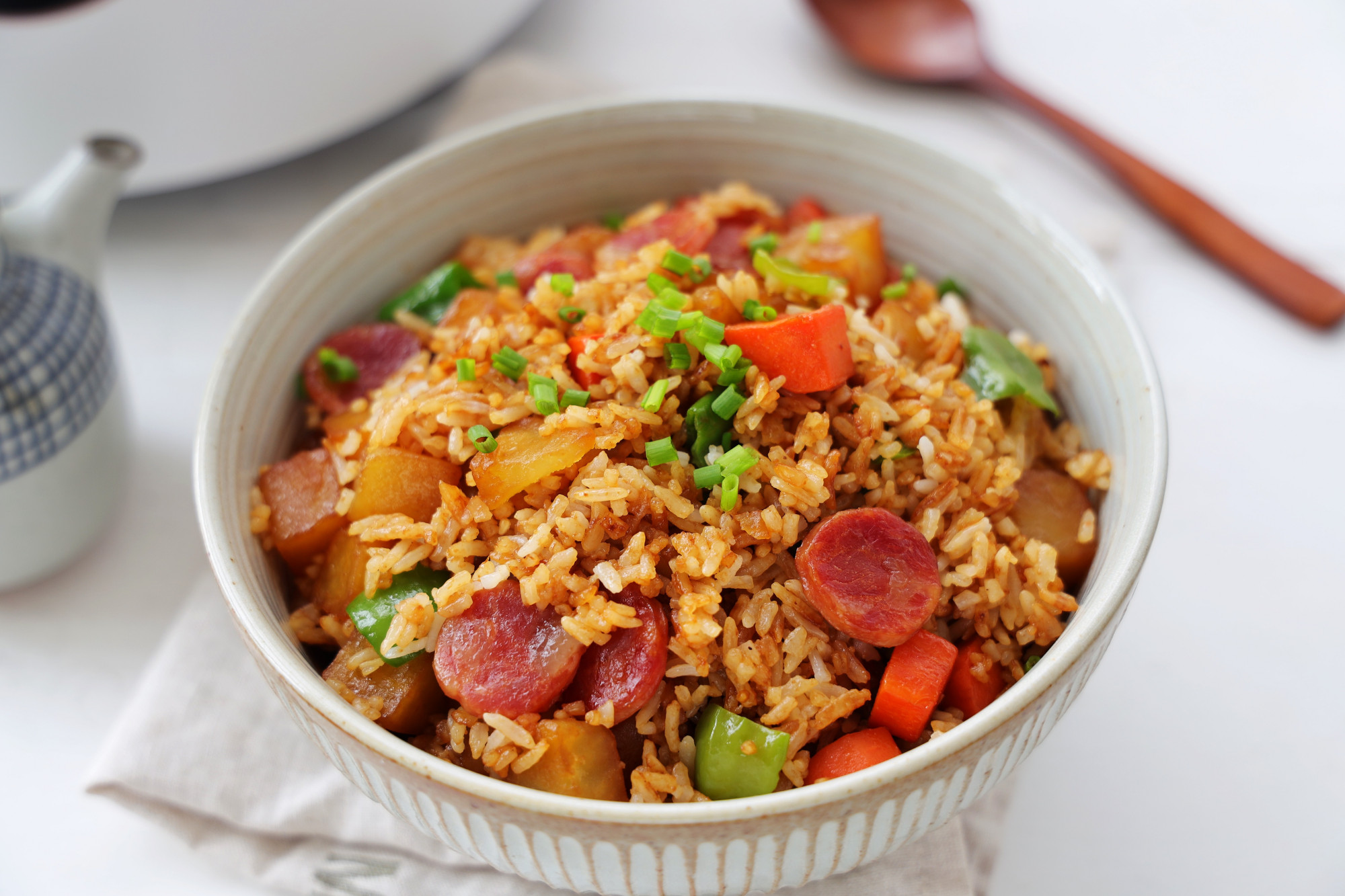 天氣降溫，懶人燜飯做起來，飯菜一鍋出，省時省力，家人超愛吃