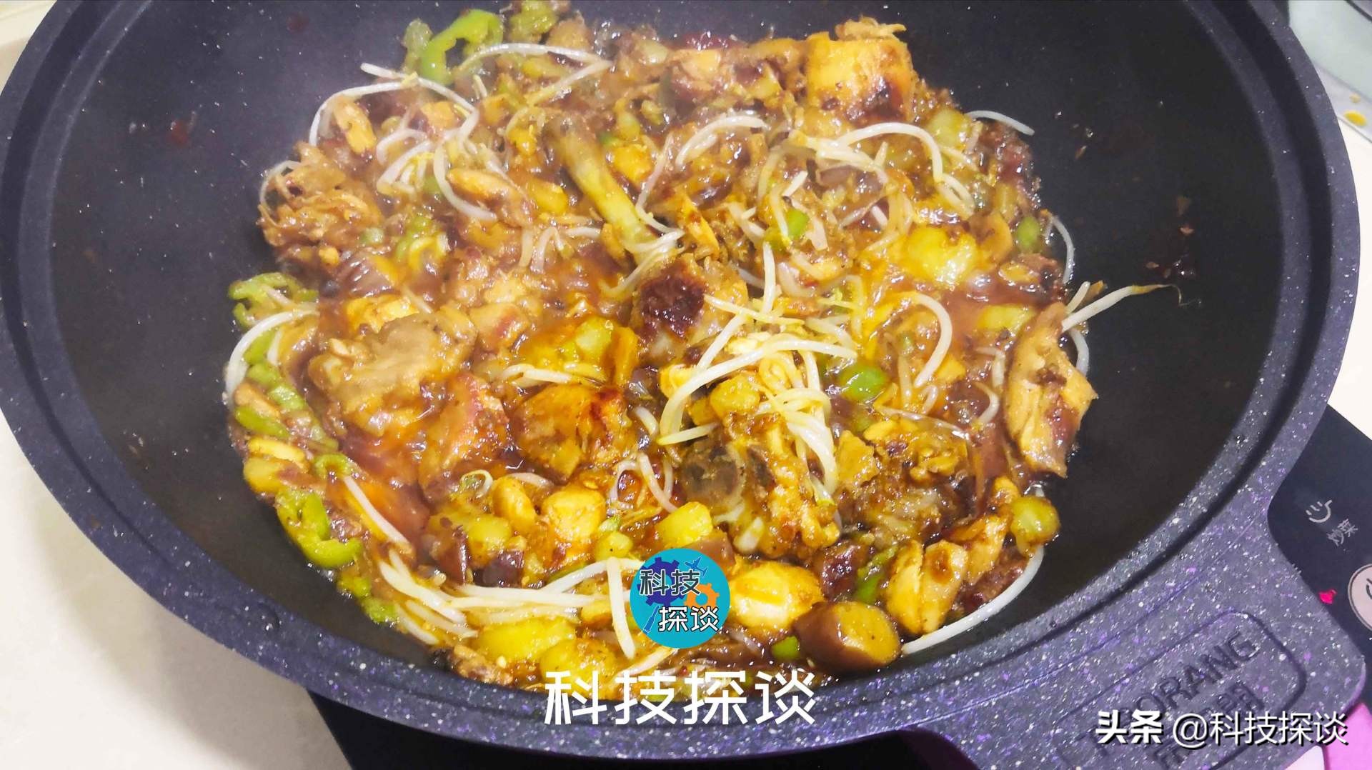 吃鸡啦，还加了土豆、青椒、茄子和豆芽，帝伯朗钛钻不粘锅挺好用