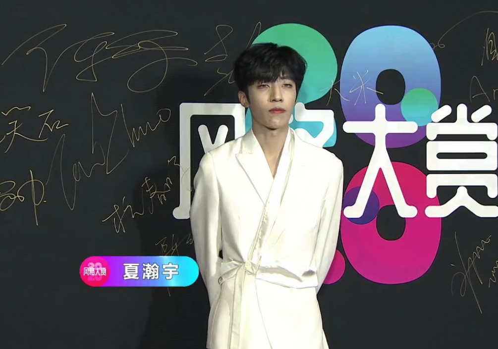 风格大赏明星穿搭：惠英红像鸡毛掸子，许佳琪