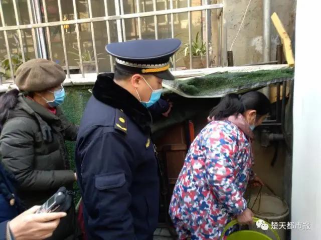 他因破坏易燃易爆设备，判刑二年，缓刑三年