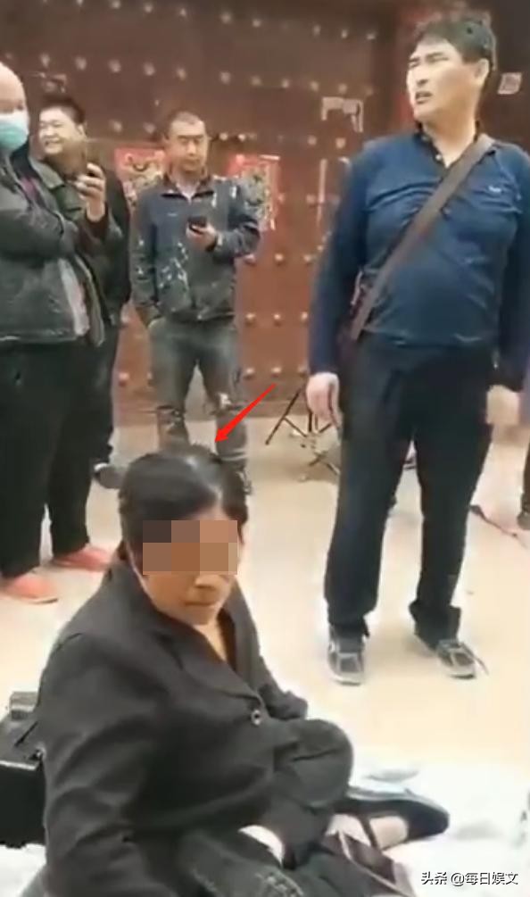 “大衣哥”朱之文被老太太堵门“碰瓷”不给钱就不走！给还是不给