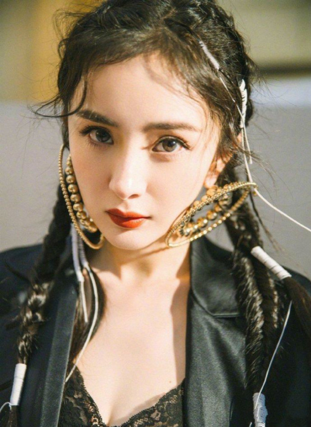 章子怡瞪眼像Angelababy，硬扯少女感，网友：学杨幂吗