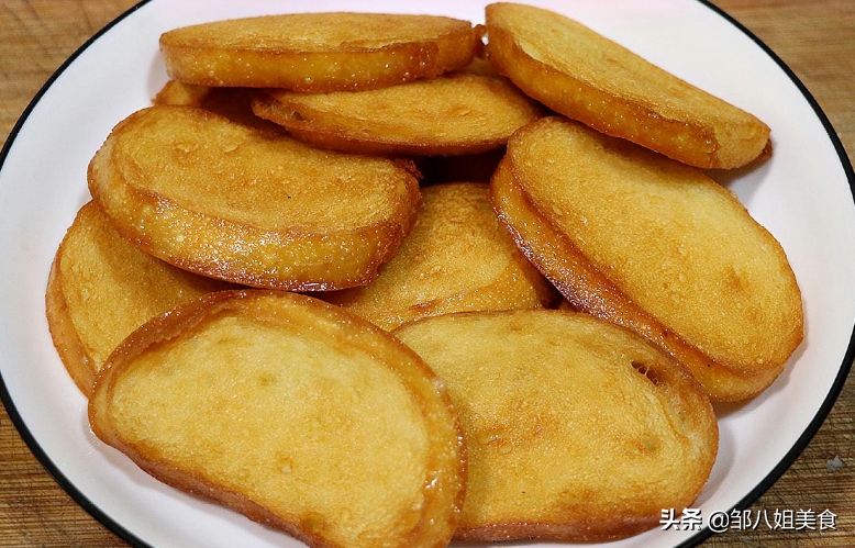 炸馒头片，不要裹蛋液，巧用一个料，馒头片更酥脆，吃着不油腻