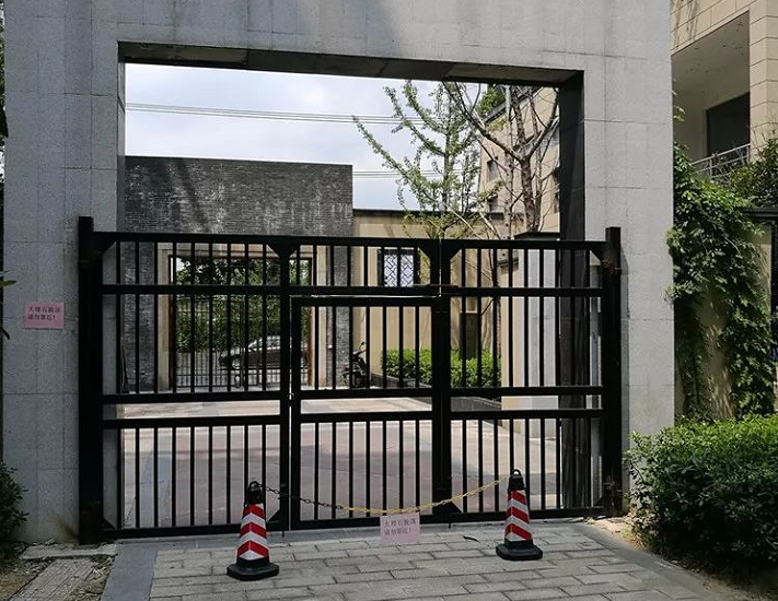 安徽一男子帮女孩铁门脱困被质疑，女孩家属发声：他救人有什么错
