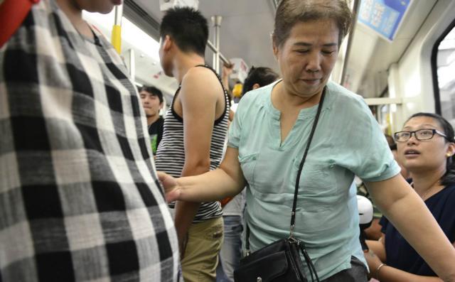 如果在公交车上同时遇到一名孕妇一位七旬和老人，应该给谁让座？